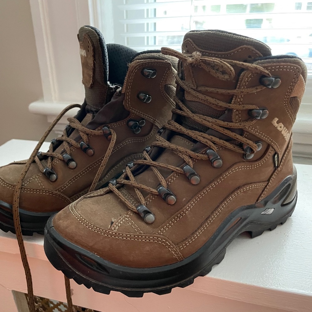 Women’s 6.5 Lowa Renegade GTX mid boots